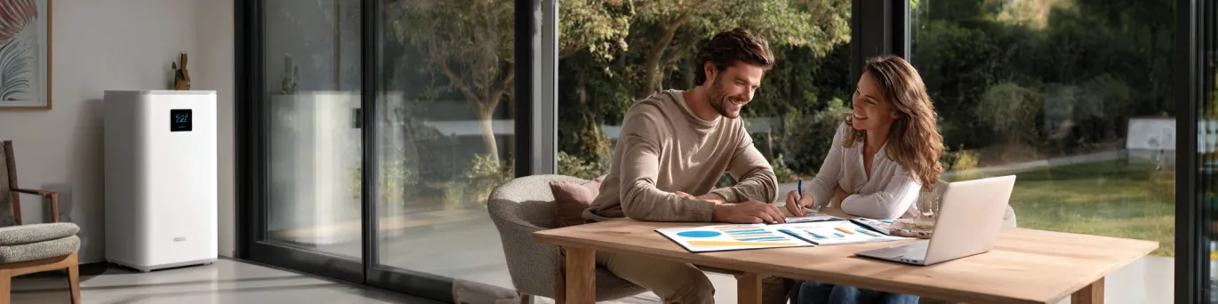 Vue d’un technicien installant une pompe à chaleur dans une maison, avec mention des aides financières disponibles